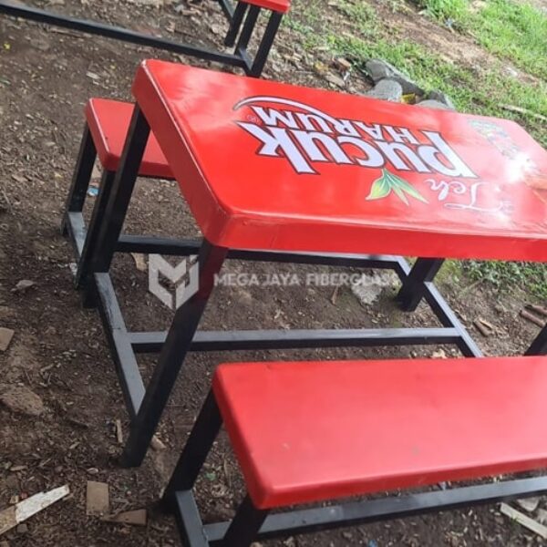 Meja dan kursi fiberglass