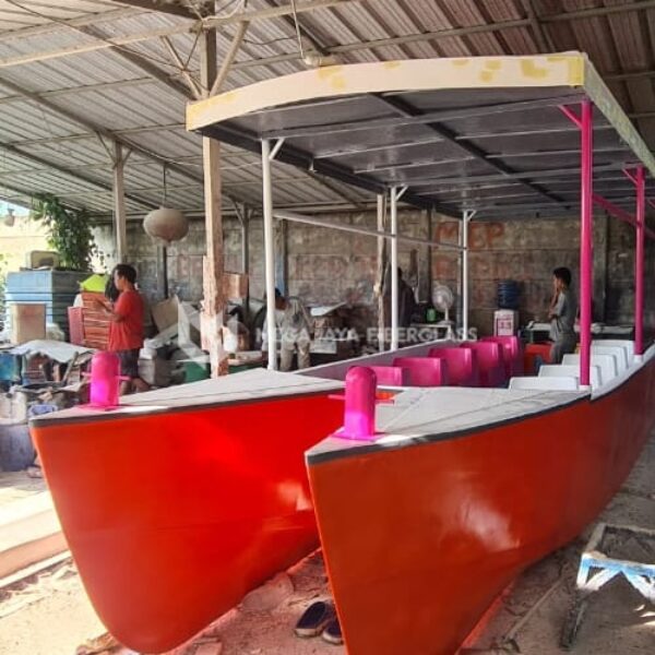Perahu katamaran wisata